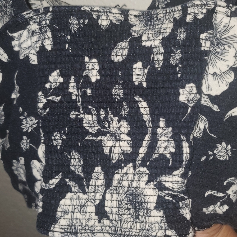 Fun Crop Top! 🥰 - Picture 3 of 5